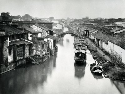 Canal en Pekín, c.1865-70 de English Photographer
